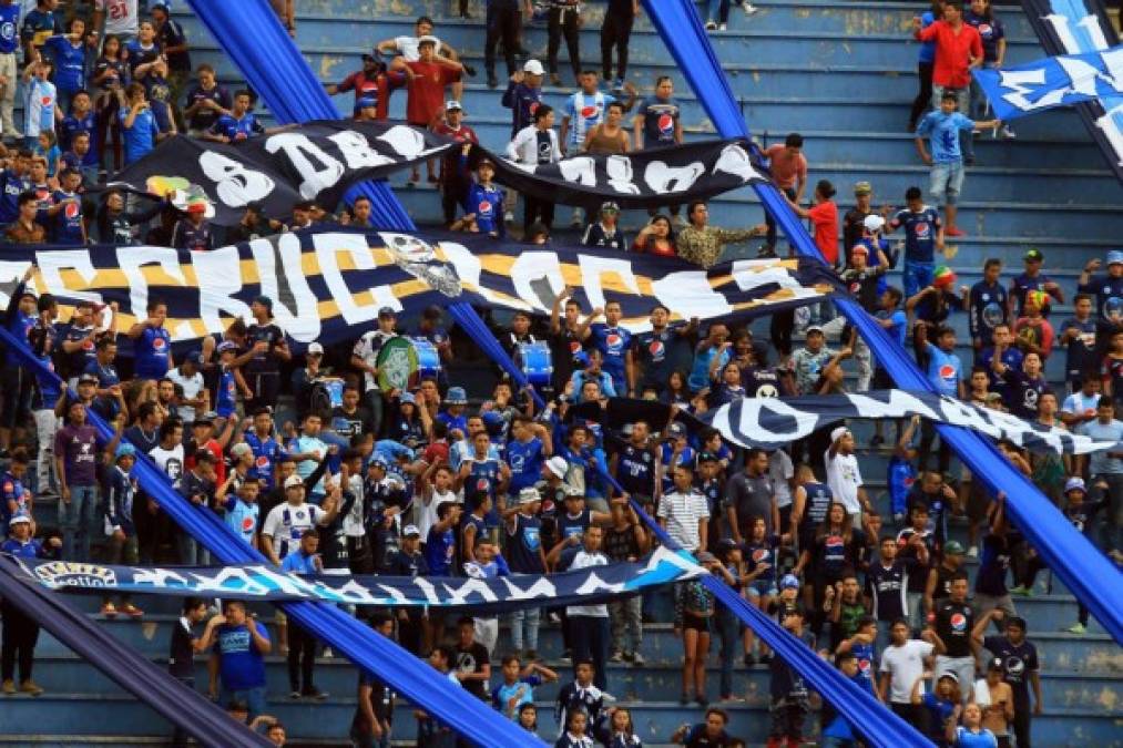 La barra del Motagua animó a su equipo contra el Juticalpa en el estadio Nacional.