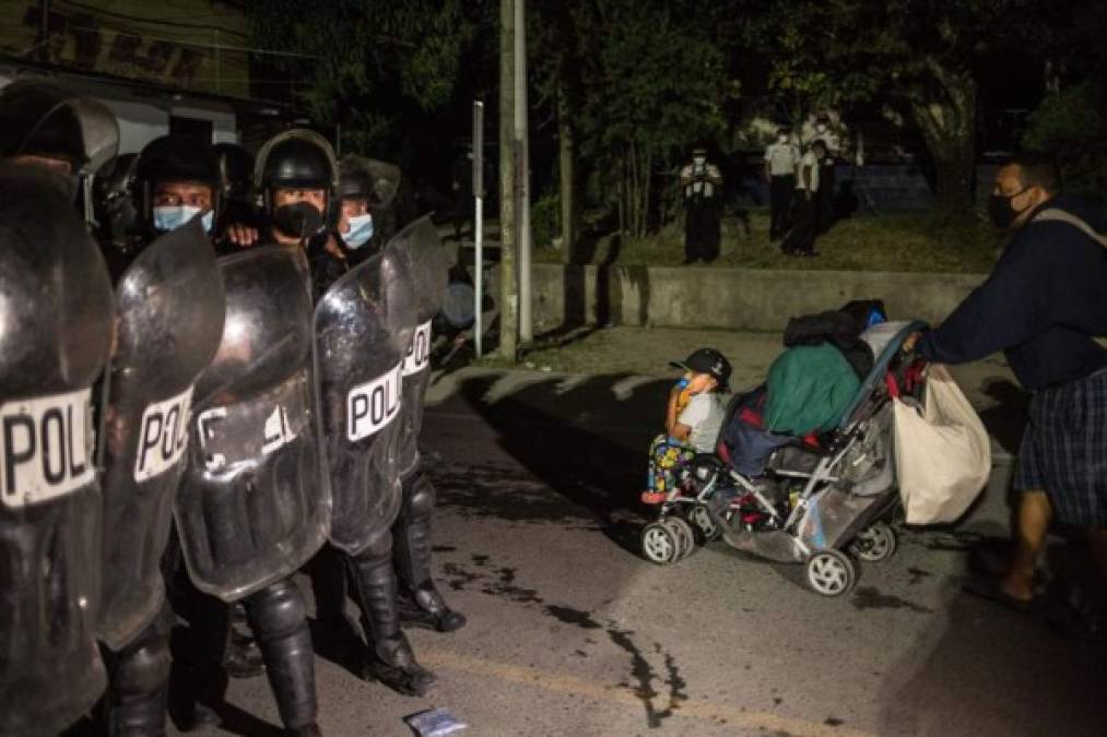 En la frontera, primero vencieron una primera línea de policías de Honduras. Luego avanzaron formando cadenas humanas hasta donde los esperaba la guardia de Guatemala. Allí las autoridades les aclararon que solo podían pasar quienes llevasen sus documentos en regla y una prueba negativa de covid-19.<br/>