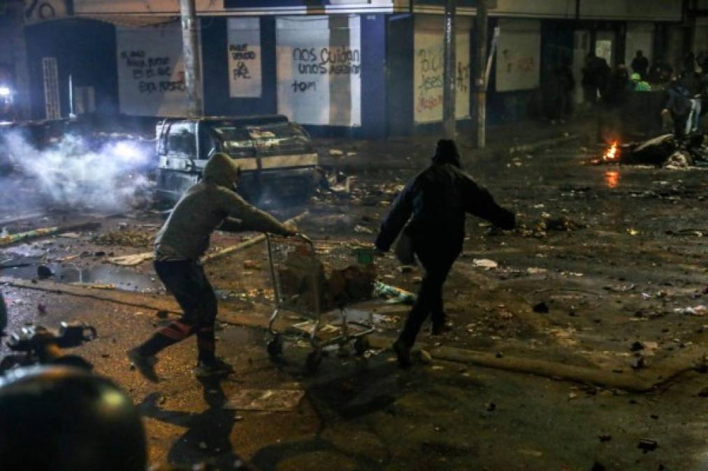 - Indignación -<br/><br/>En la tarde cientos de personas se dieron cita para protestar frente a la estación de policía a la que Ordóñez fue llevado antes de morir.