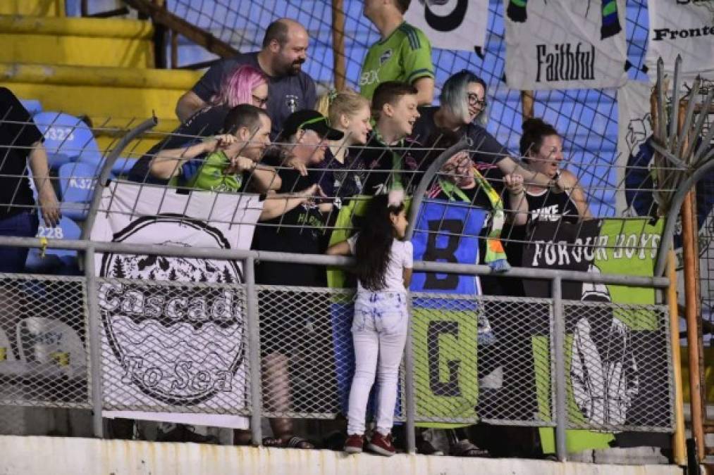 El Seattle Sounders no estuvo solo ya que este grupo de aficionados se hizo presente para apoyar al cuadro estadounidense.