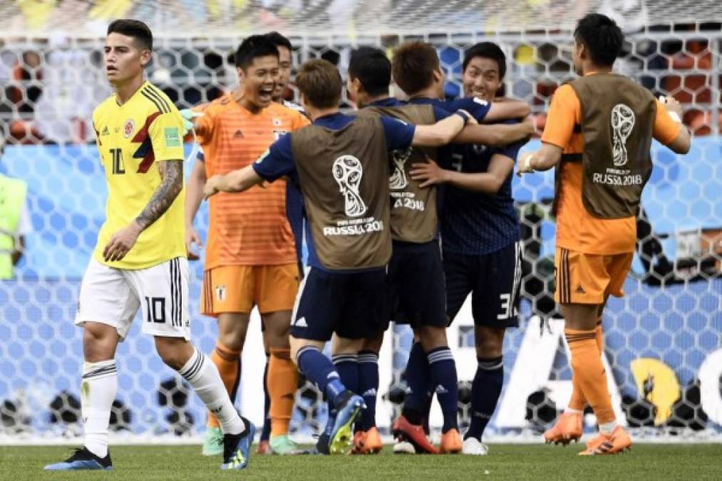 La celebración de los jugadores de Japón al final del partido y la tristeza de James. Foto AFP