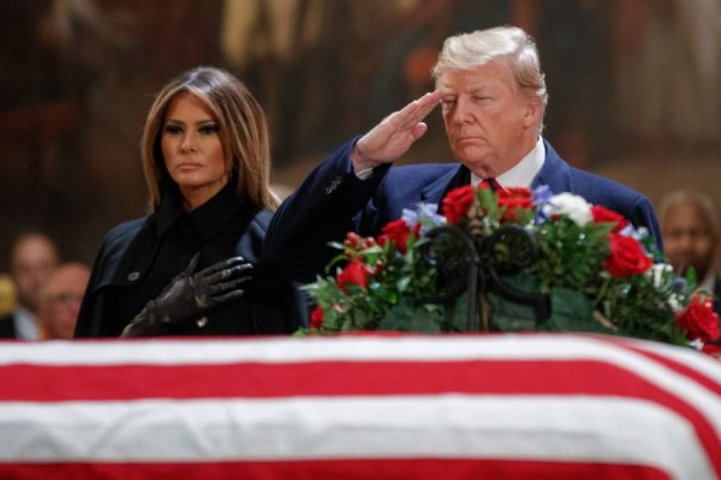 Liderados por Donald y Melania Trump, los estadounidenses comenzaron a despedirse este martes del expresidente George H.W. Bush, cuyos restos yacen en capilla ardiente en el Capitolio en Washington, en el segundo día de honras fúnebres al 41º mandatario.