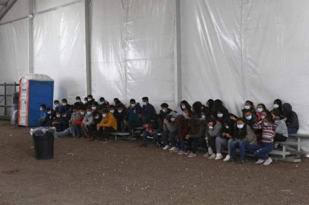 Los menores no guardan distancia social y están separados por género y edades.