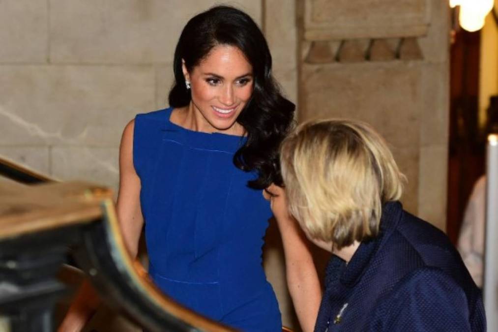 El vestido azul era más holgado a los que Meghan acostumbra y los especuladores saltaron a sacar conclusiones.