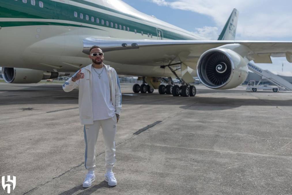 Neymar fue uno de los pasajeros del Boeing 747, avión privado del príncipe saudí Al-Waleed bin Talal, según informó el perfil oficial de Twitter, AviationWG, una de las plataformas especializadas en aviación más importantes de Medio Oriente y África del Norte.