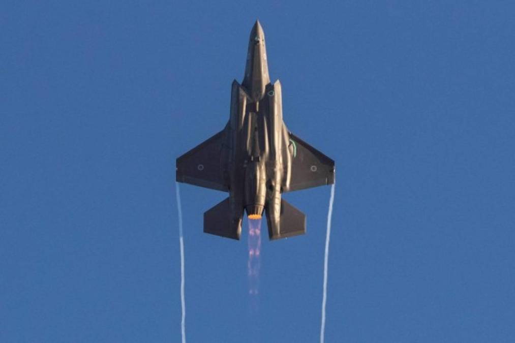 El ministerio de Defensa israelí expresó en un comunicado que estos poderosos aviones son capaces de eludir defensas antiaéreas, por lo que 'constituyen un elemento suplementario que nos permitirá mantener nuestra superioridad aérea en la región'.