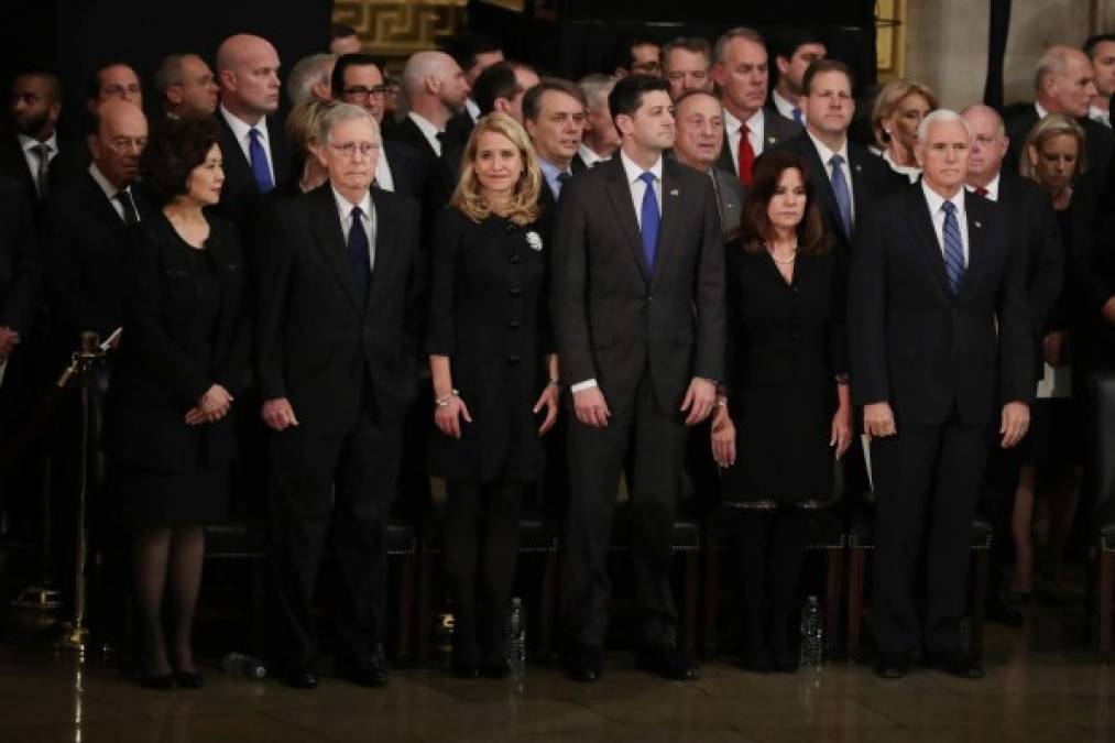 El jefe de la cámara de Representantes, Paul Ryan, fue uno de los oradores de la primera ceremonia en memoria de Bush padre.