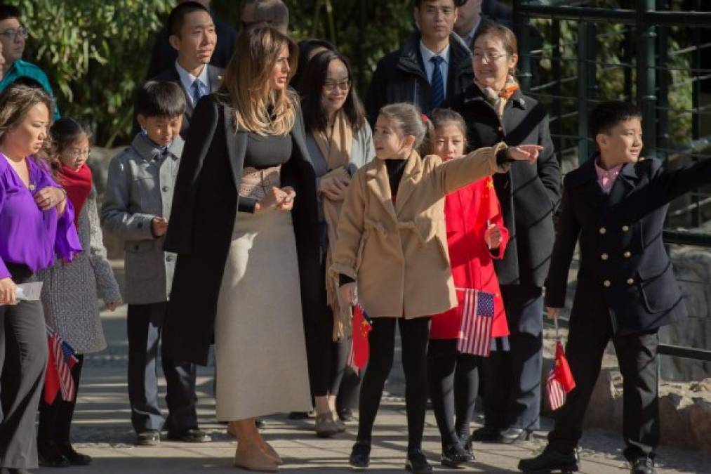 Luego, la exmodelo visitó el zoológico de la capital china dónde un grupo de escolares la recibió cantando y agitando pequeñas banderas de China y EUA mientras ella les acompañaba dando palmas y saludaba muy sonriente.