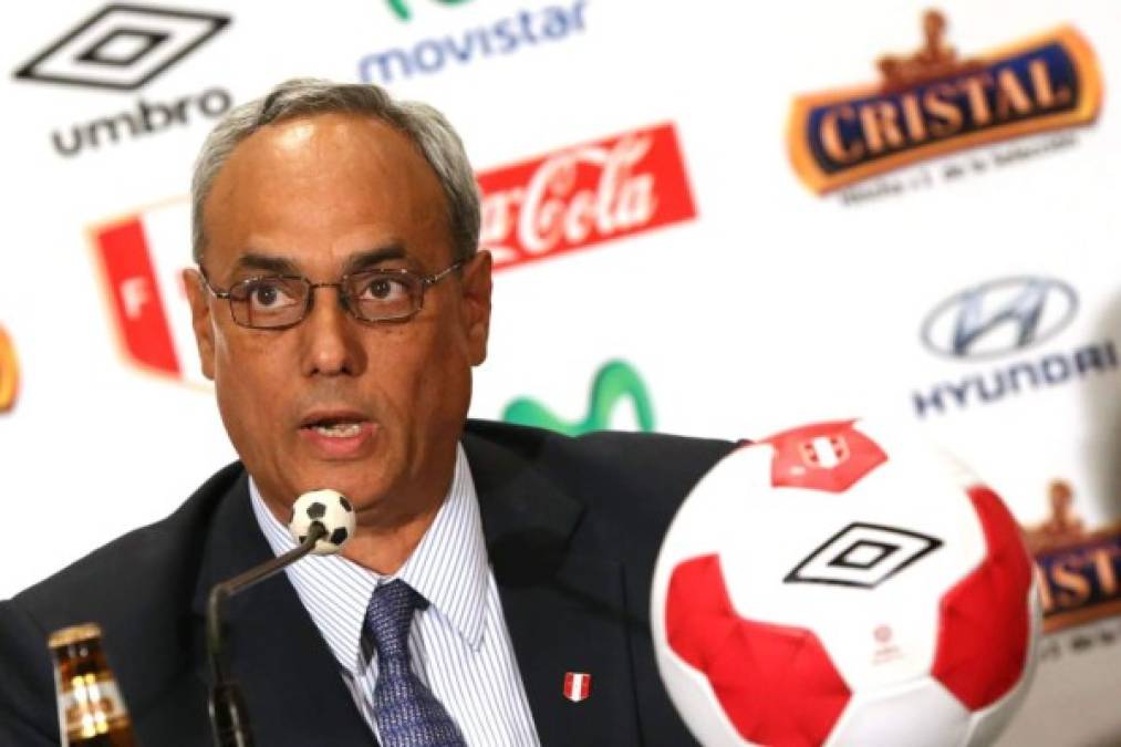 Manuel Burga (Perú), miembro del Comité de Desarrollo de la FIFA, expresidente de la Federación Peruana de Fútbol.