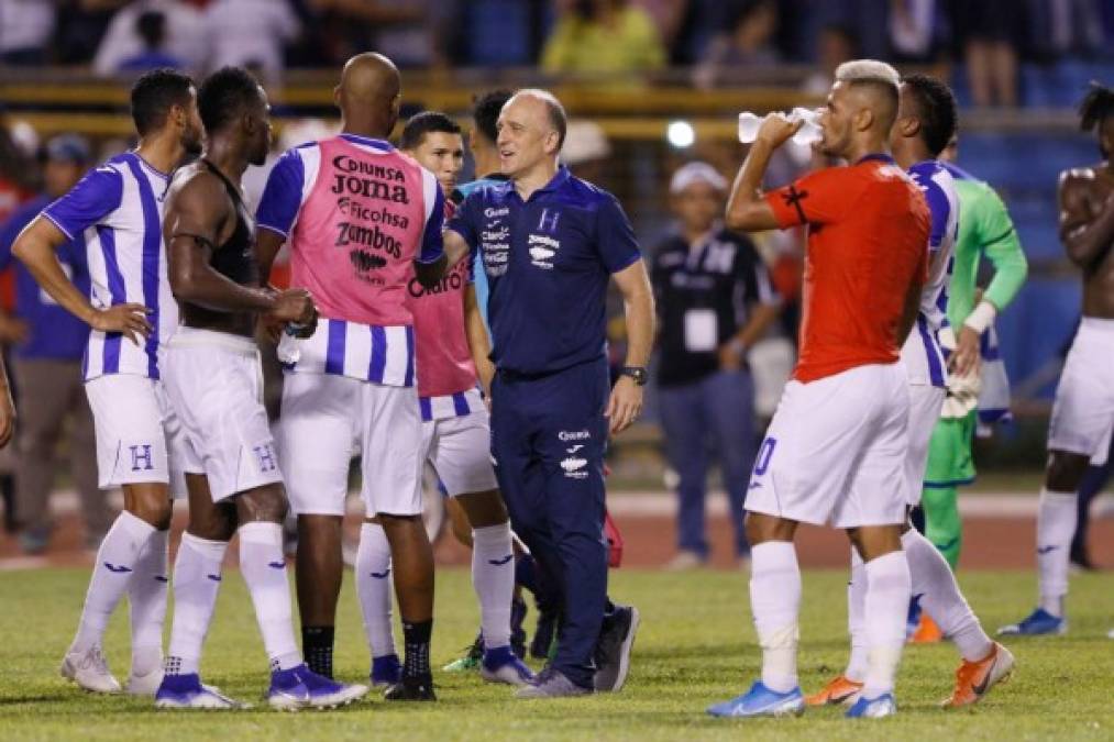 Fabián Coito felicitando a sus jugadores por el triunfo contra Chile.