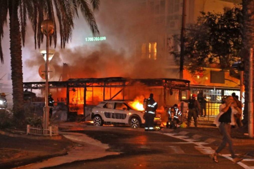 Uno de los disparos impactó en un autobús vacío en Holon, cerca de Tel Aviv; otro cohete impactó en Rishon Letzion, en el centro del país, donde murió una mujer según la policía israelí. El aeropuerto internacional Ben Gurión quedó cerrado al tráfico aéreo.