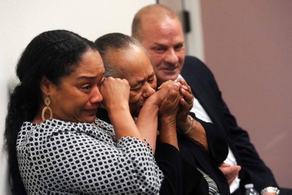 O.J. Simpson's sister Shirley Baker (C), daughter Arnelle Simpson (L) and friend Tom Scotto react during a parole hearing at the Lovelock Correctional Center in Lovelock, Nevada on July 20, 2017.<br/>Disgraced former American football star O.J. Simpson was granted his release from prison on Thursday after serving nearly nine years behind bars for armed robbery.A four-member parole board in the western US state of Nevada voted unanimously to free the 70-year-old Simpson after a public hearing broadcast live by US television networks. / AFP PHOTO / POOL / Jason Bean / RESTRICTED TO EDITORIAL USE - MANDATORY CREDIT 'AFP PHOTO /POOL/Reno Gazette-Journal/ Jason Bean' - NO MARKETING NO ADVERTISING CAMPAIGNS - DISTRIBUTED AS A SERVICE TO CLIENTS<br/><br/>