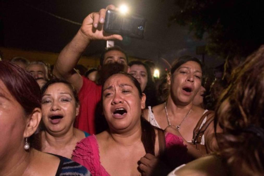 La pena de los fans de Juan Gabriel se hace notar afuera de la funeraria donde se encuentran sus restos.<br/>