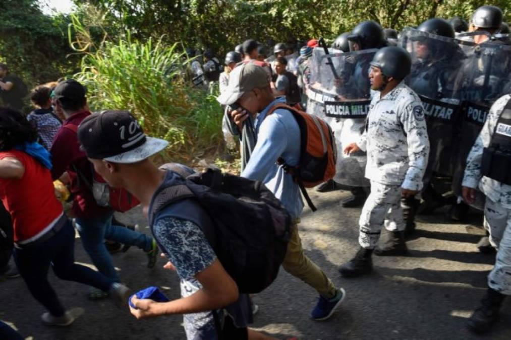 La Guardia Nacional utilizó gases lacrimógenos para impedir el paso de los migrantes hondureños. <a href='https://www.laprensa.hn/videos/?mId=93KmUIhB' style='color:red;text-decoration:underline' target='_blank'>VIDEO: Guardia Nacional marcha para frenar nuevo intento de la caravana de migrantes de ingresar a México.</a>