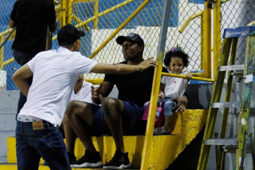 Luis 'Buba' López, expulsado en la jornada anterior, estuvo en el Morazán apoyando al Real España.