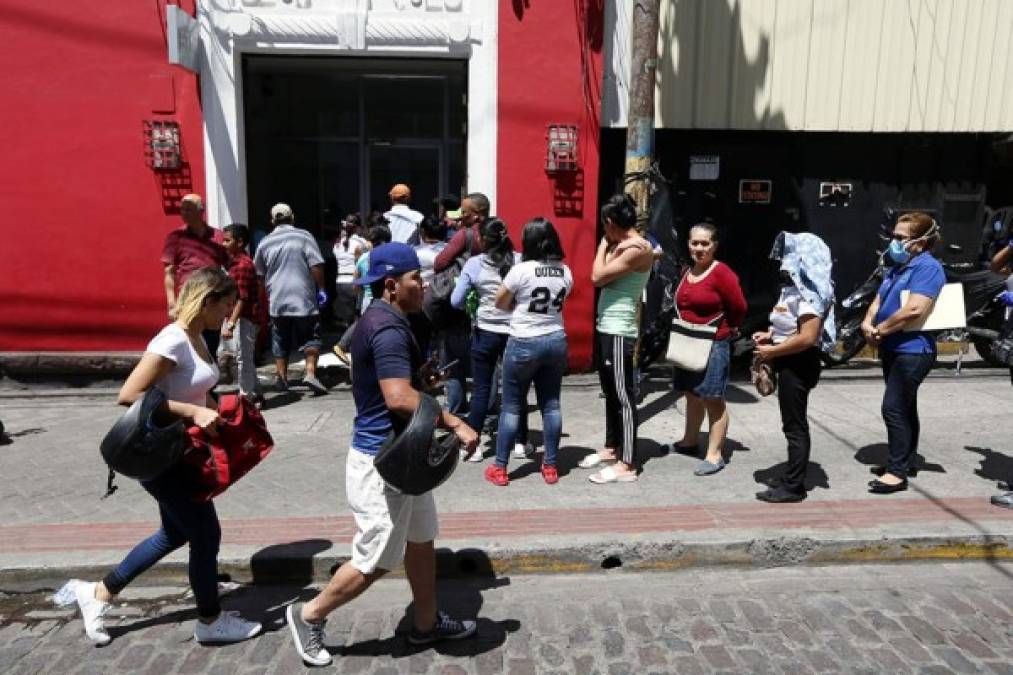 Debido a que los hondureños no han obedecido a la medida de quedarse en casa la mayor parte del tiempo, el Gobierno ordenó, este día, que quedan suspendidas las garantías personales. Excepto, para realizar estrictamente compras de alimentos, compras en farmacias, realizar asuntos financieros y de salud, entre otras. Todo lo anterior, bajo las medidas ya mencionadas.