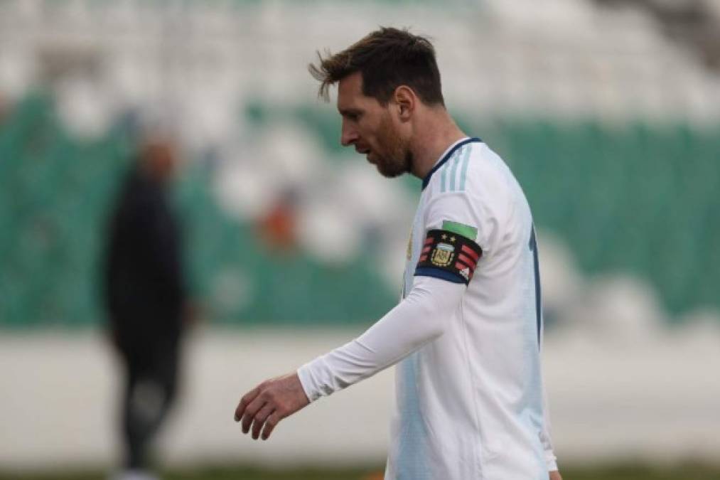 A Lionel Messi en varios tramos del partido se le notó con mucho cansancio debido a la altura de Bolivia y al final del partido terminó enfadado al extremo de protagonizar una pelea.
