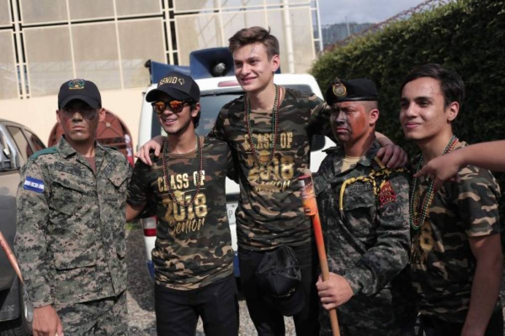 Christian Medina, Marco Irías y Fernando Rivera posaron con militares.