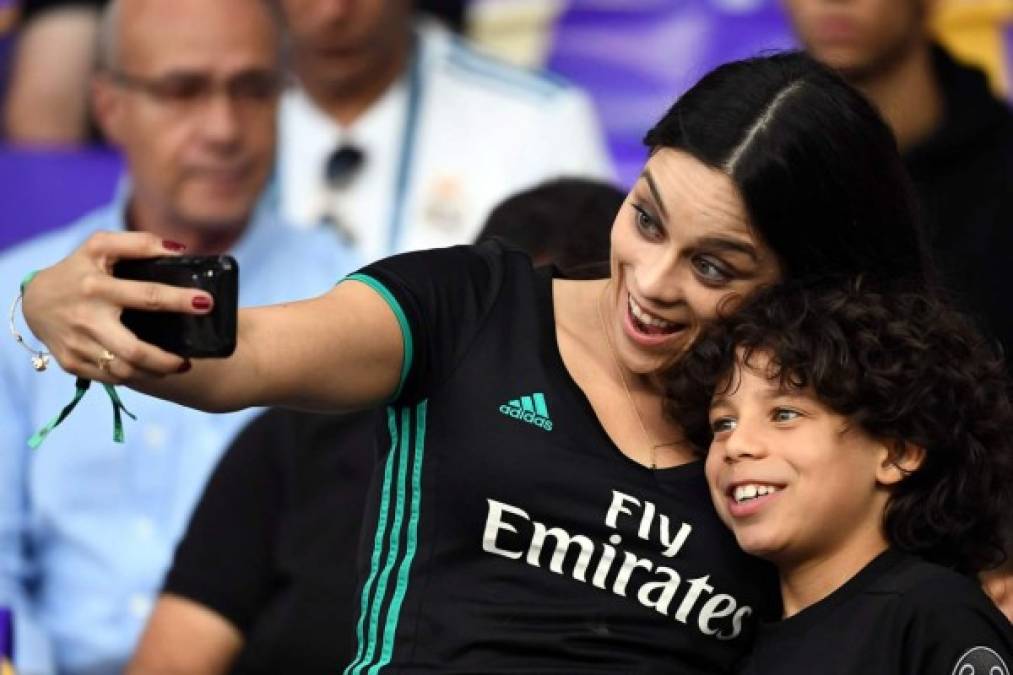 Clarisse Alves, la esposa de Marcelo, junto a su hijo. Foto AFP