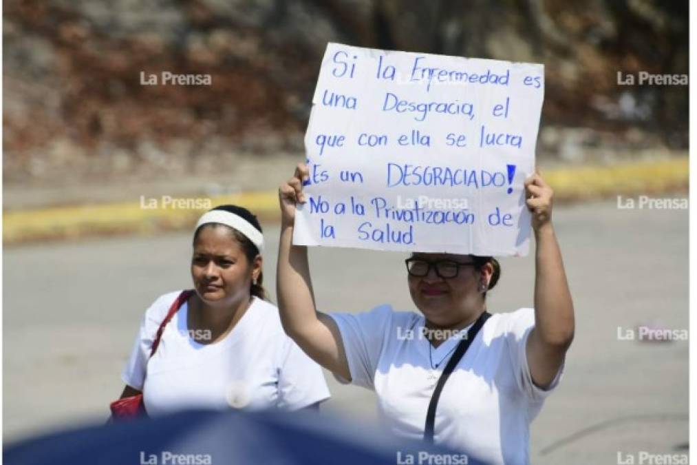 Pancarta en mano, personal de los servicios de salud también salieron a protestar.