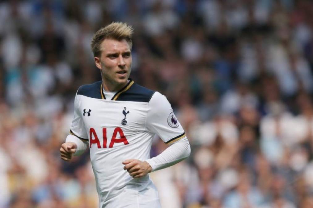 El volante Eriksen del Tottenham es uno de los candidatos a reforzar la plantilla del Barcelona la temporada que viene. Ante las dudas sobre la renovación de Iniesta y el poco rendimiento de los recambios, el Barça busca reforzar su centro del campo con él.