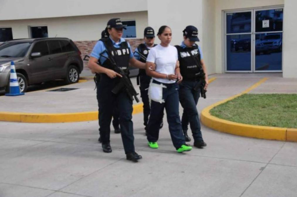 El joven aspirante a policía, identificado como Angel Borbonio Juarez Argueta (24 años), fue asesinado supuestamente por su compañera identificada como Xenia María Ocampo, quien cursa el tercer año. <br/><br/>El caso está en proceso de investigación.<br/>