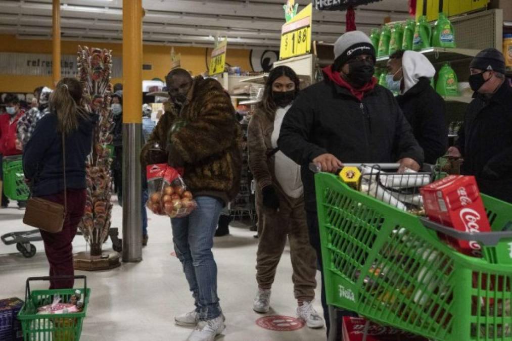 El caos comienza a reinar en Texas que sigue bajo nieve, con temperaturas polares y millones de personas sin electricidad por cuarto día consecutivo mientras el número de muertes por la ola de frío que azota buena parte de Estados Unidos deja ya una veintena de muertos.