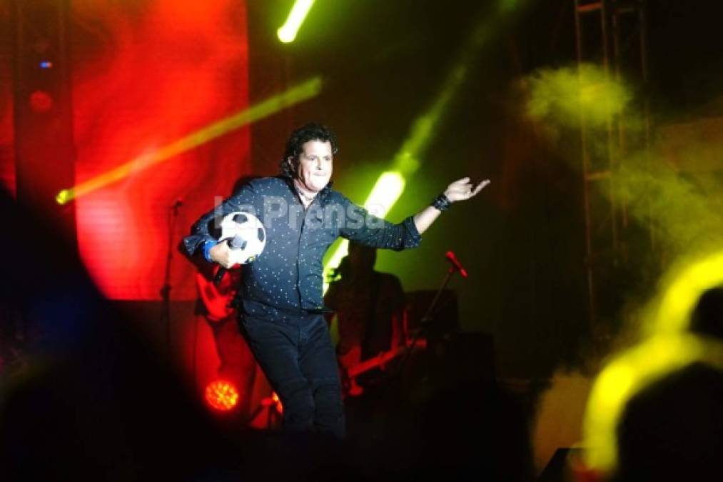 El show de luces acompañó la alegre música de Carlos Vives.