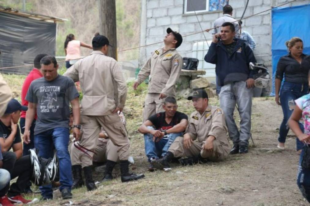 En caravana fue llevado este jueves el cuerpo de Felipe Varela, uno de los dos bomberos muertos en un incendio forestal en el departamento de Francisco Morazán, zona central de Honduras.<br/>