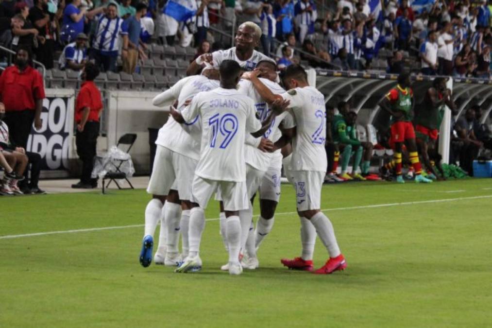 Los jugadores de la Selección de Honduras festejando el gol de Jerry Bengtson.