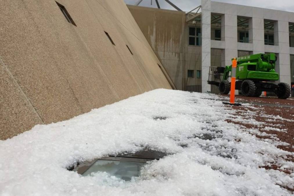 En Camberra la caída de granizos del tamaño de pelotas de tenis causó daños en vehículos y árboles; mientras que en el oeste de Sídney las esferas eran más pequeñas, del tamaño de pelotas de golf.