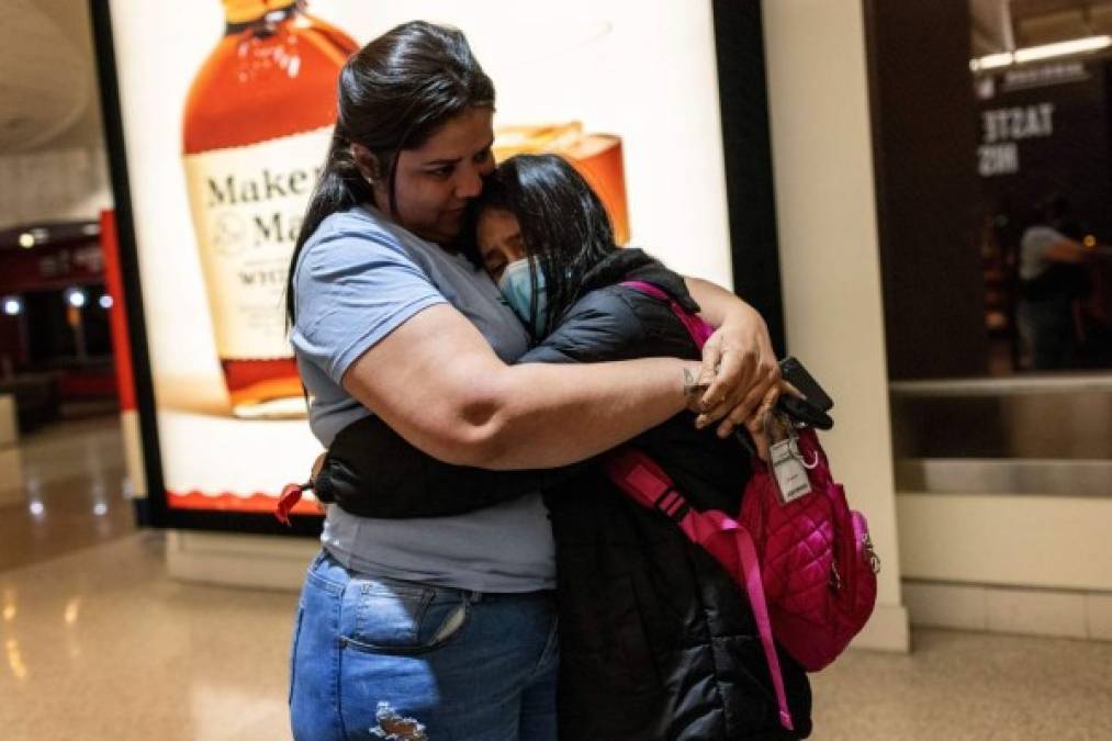 A su llegada al aeropuerto de Louisville, Nani fue recibida por su tía Sayda González, quien tomó la custodia de la menor para que pudiese salir del albergue.