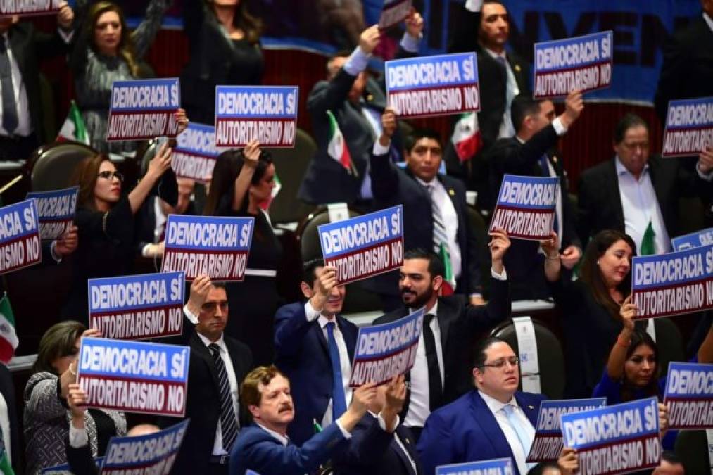 Los diputados mexicanos del Partido de Acción Nacional (PAN) sostuvieron hoy carteles durante la ceremonia de inauguración del presidente de México, Andrés Manuel López Obrador, en el Congreso de la Unión, en la Ciudad de México.