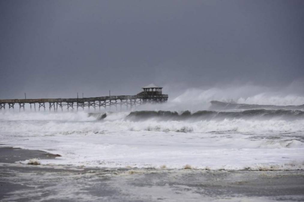 Las autoridades locales advirtieron que las peligrosas marejadas ciclónicas causarán que áreas que son normalmente secas cerca de la costa 'se inunden por un aumento del nivel' del mar que podría alcanzar entre 9 y 13 pies desde Cabo Fear a Cabo Lookout.