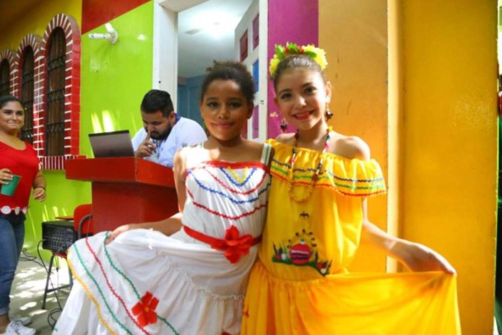 Dos niñas con trajes típicos en la ciudad de San Pedro Sula.