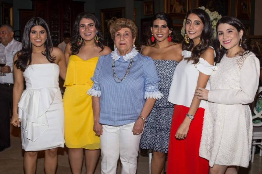 Vivi, Giuliana y Lily Faraj con Melissa Handal, Andrea Larach y Elena Berkling.