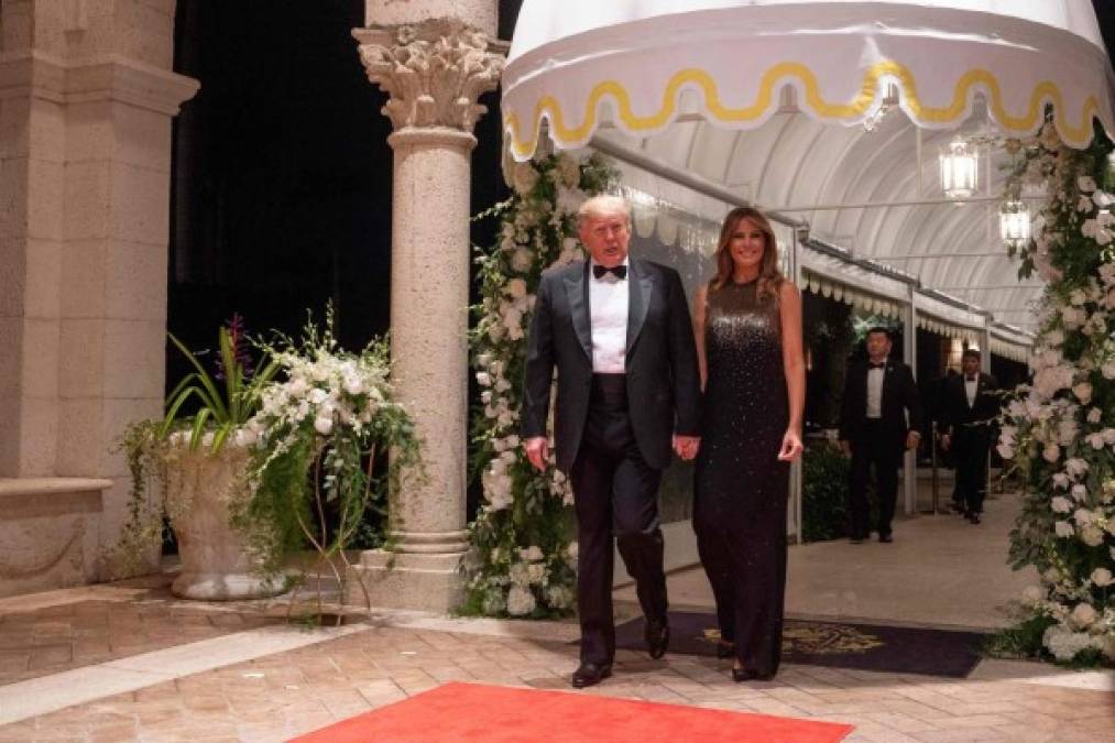 Tras amenazar a Irán con hacerle pagar caro por el ataque a la embajada estadounidense en Irak, el presidente Donald Trump fue el anfitrión de una lujosa velada en su exclusivo resort de Florida para dar la bienvenida al 2020.