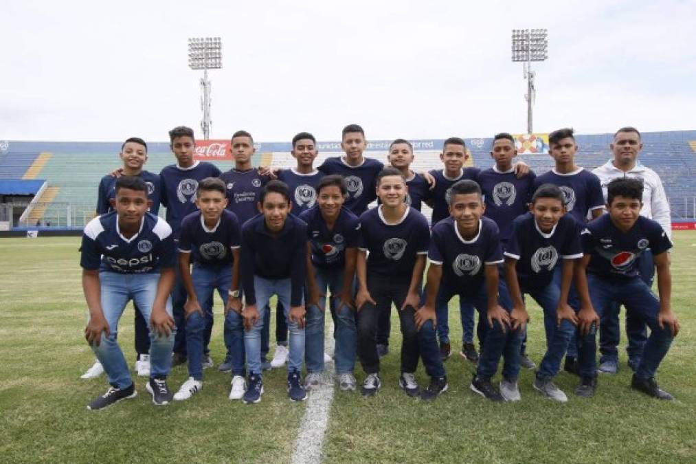 La Sub-15 del Motagua también estuvo presente en el Nacional para presenciar el partido del equipo equipo.
