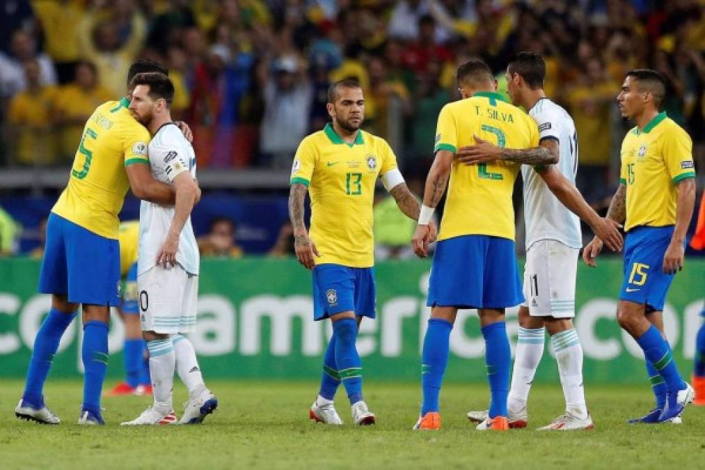 El buen gesto de los brasileños consolando a los argentinos. Casemiro consoló a Messi al final del partido.