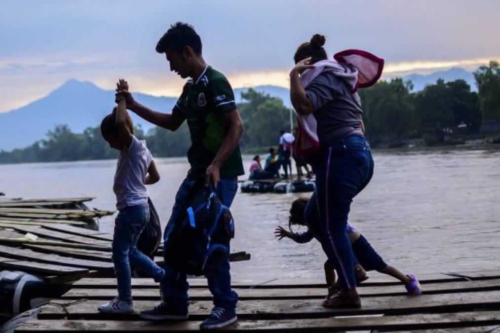 Central American migrants arrive in Ciudad Hidalgo in Chiapas State, Mexico, after illegally crossing the Suchiate river from Tecun Uman in Guatemala in a makeshift raft, on June 10, 2019. - In the framework of Mexico's deal to curb migration in order to avert US President Donald Trump's threat of tariffs, Mexico's Foreign Minister Marcelo Ebrard said Mexico will discuss a 'safe third country' agreement with the US -- in which migrants entering Mexican territory must apply for asylum there rather than in the US -- if the flow of undocumented immigrants continues. (Photo by Pedro PARDO / AFP)