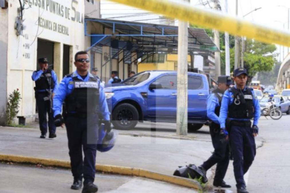 Preliminarmente se informó que hombres a bordo de una motocicleta llegaron al taller y dispararon contra los tres hombres.