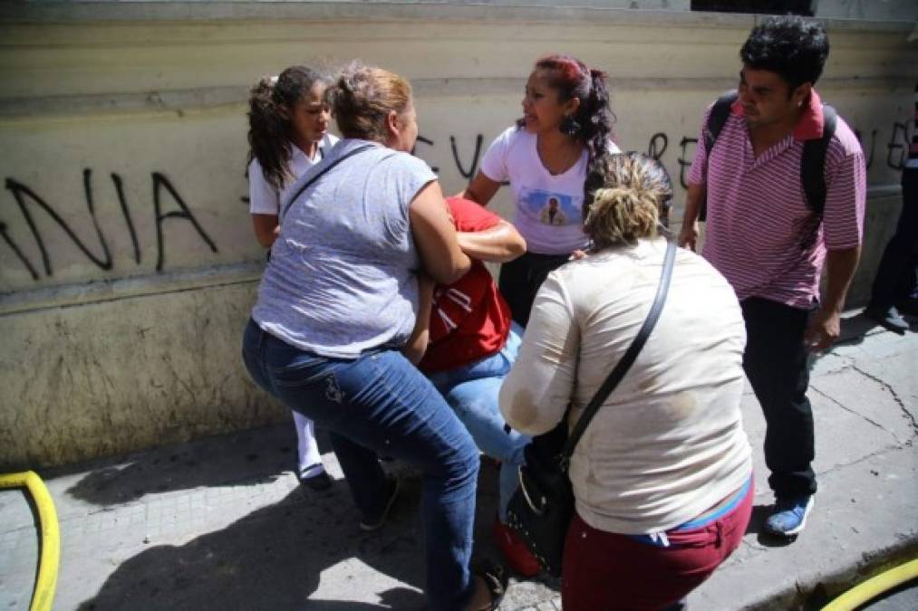 Hubo personas que sufrieron desmayos por el humo y otras por el gas lacrimógeno que los invadió.