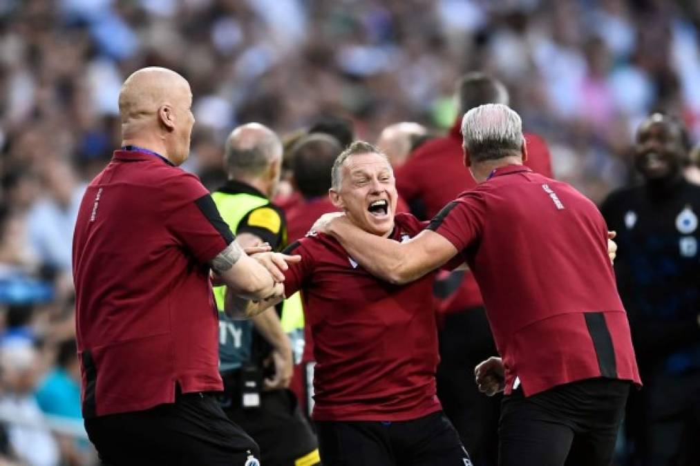 Parte del cuerpo técnico del Brujas celebrando el 0-2 ante Real Madrid.