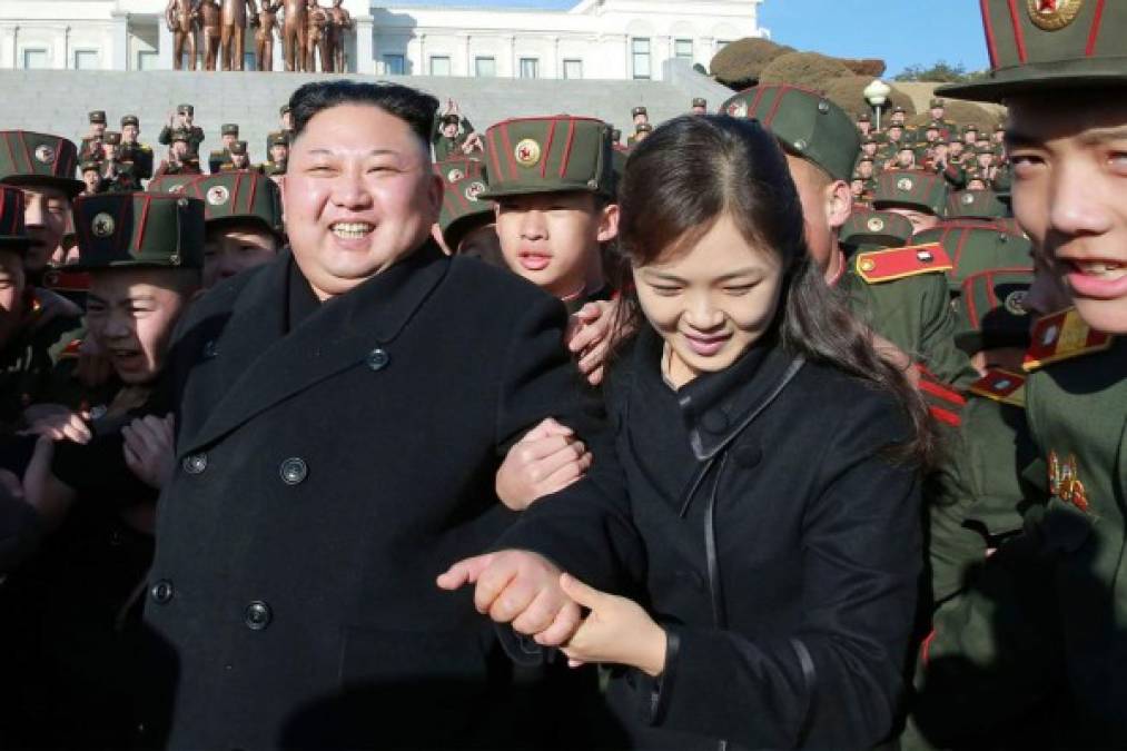 La ausencia de Ri en el último año contrasta con sus repetidas apariciones públicas en 2019, cuando acompañó a Kim en una visita a un baleario o cuando posó junto al líder en unas fotos ecuestres en las faldas del Monte Paektu.<br/>