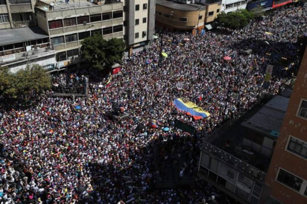 Miles de opositores atendieron la convocatoria de Guaidó que coincide con el Día de la Juventud, en el que Venezuela conmemora una batalla de la guerra de la Independencia.