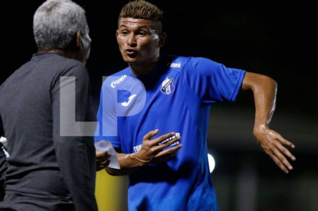 Edder Delgado recibiendo indicaciones del entrenador del Honduras Progreso, Héctor Castellón.