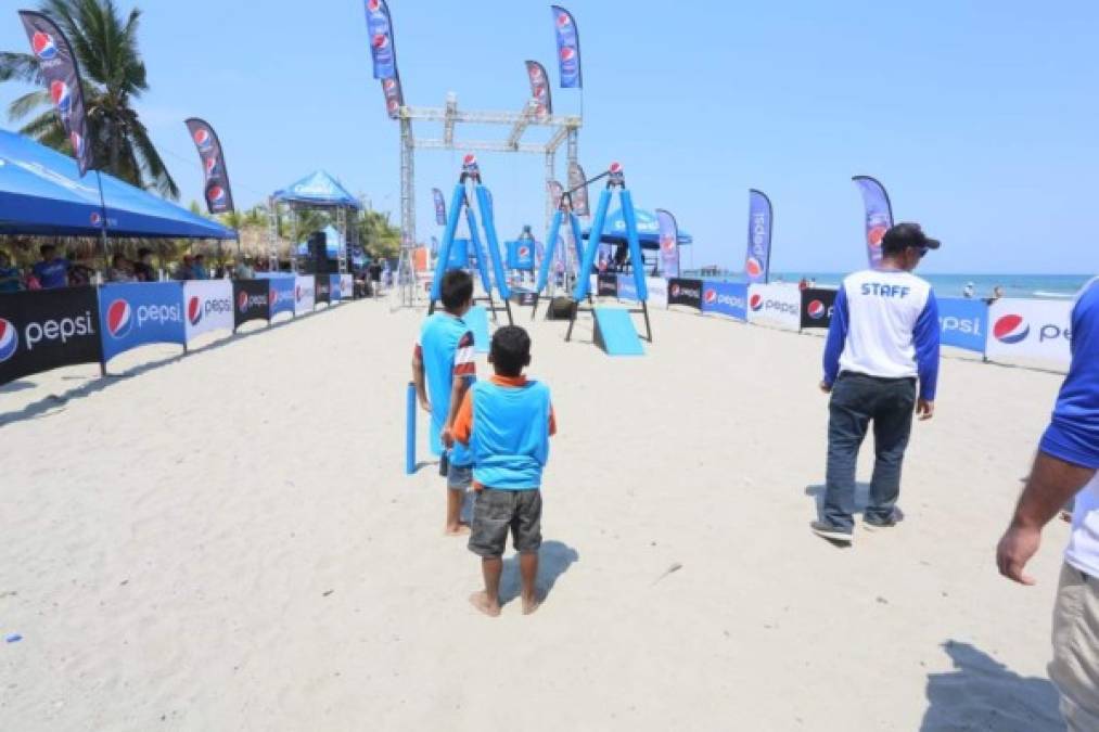 El día fue perfecto para que muchos se apuntaran al desafío Pepsi en la Playa Municipal de Tela.