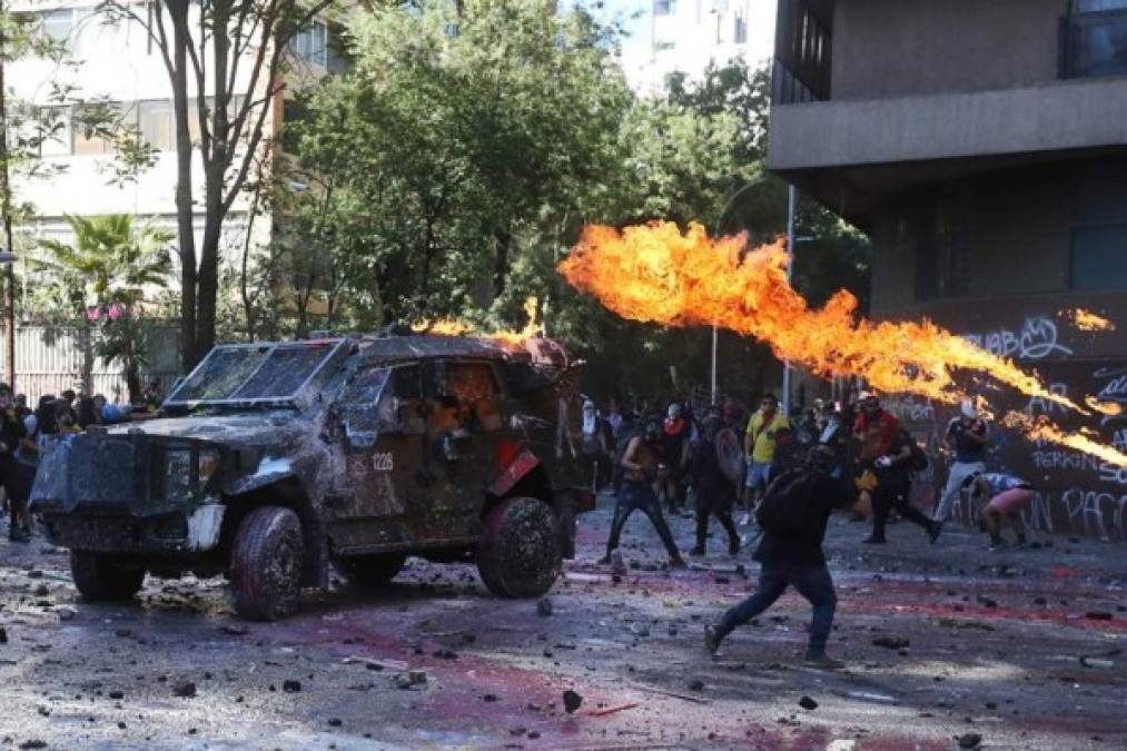 Los desmanes, que comenzaron cuando cayó la tarde y se extendieron a otra ciudades como Antofagasta, Concepción, Valparaíso y Viña del Mar, ensombrecieron una jornada que transcurrió desde temprano y durante horas en un ambiente muy festivo y familiar, con decenas de miles de personas blandiendo banderas y pancartas a favor de una mayor igualdad social.<br/>