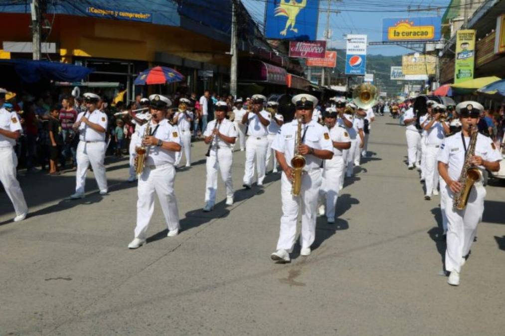 Una banda marcial participa en el desfile previo al carnaval de El Progreso, en el departamento de Yoro, norte de Honduras.<br/>