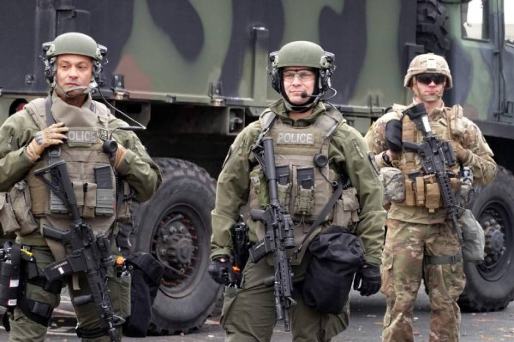 BROOKLYN CENTER, MINNESOTA - APRIL 13: National Guard soldiers protect the Brooklyn Center Police station as demonstrators protest the shooting death of Daunte Wright on April 13, 2021 in Brooklyn Center, Minnesota. Wright, a Black man whose car was stopped in town on Sunday reportedly for an expired registration, was shot and killed by an officer who police say mistook her service revolver for a Taser. Scott Olson/Getty Images/AFP (Photo by SCOTT OLSON / GETTY IMAGES NORTH AMERICA / Getty Images via AFP)